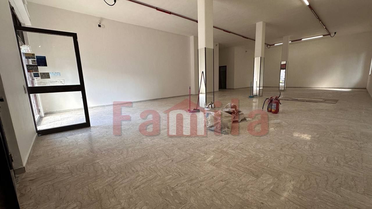 Locale commerciale in affitto a Sperone