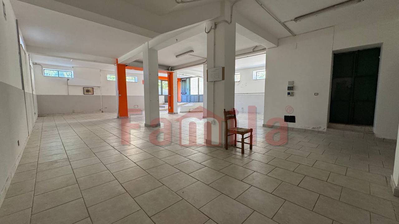 Locale commerciale in affitto a Sirignano