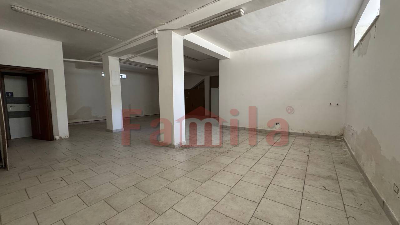 Locale commerciale in affitto a Sirignano