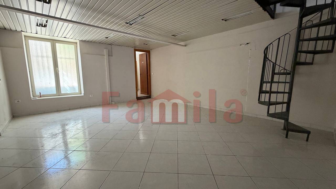 Locale commerciale in affitto a Baiano