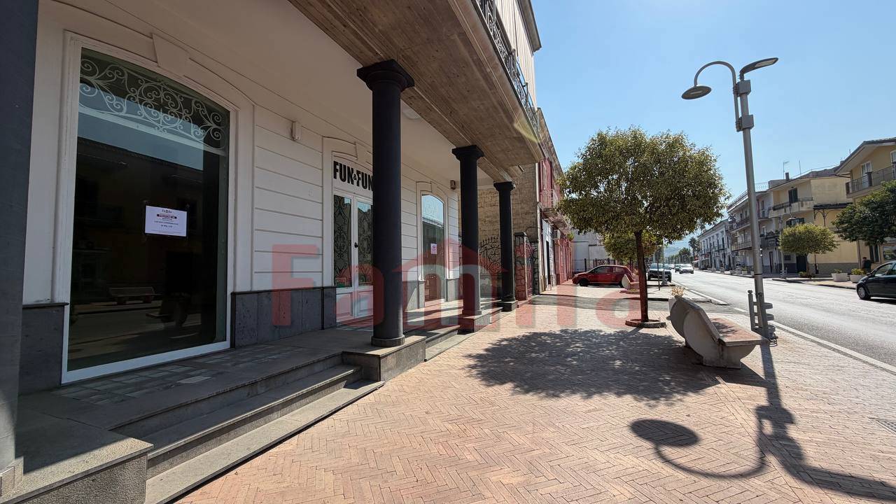 Locale commerciale in affitto a Sperone