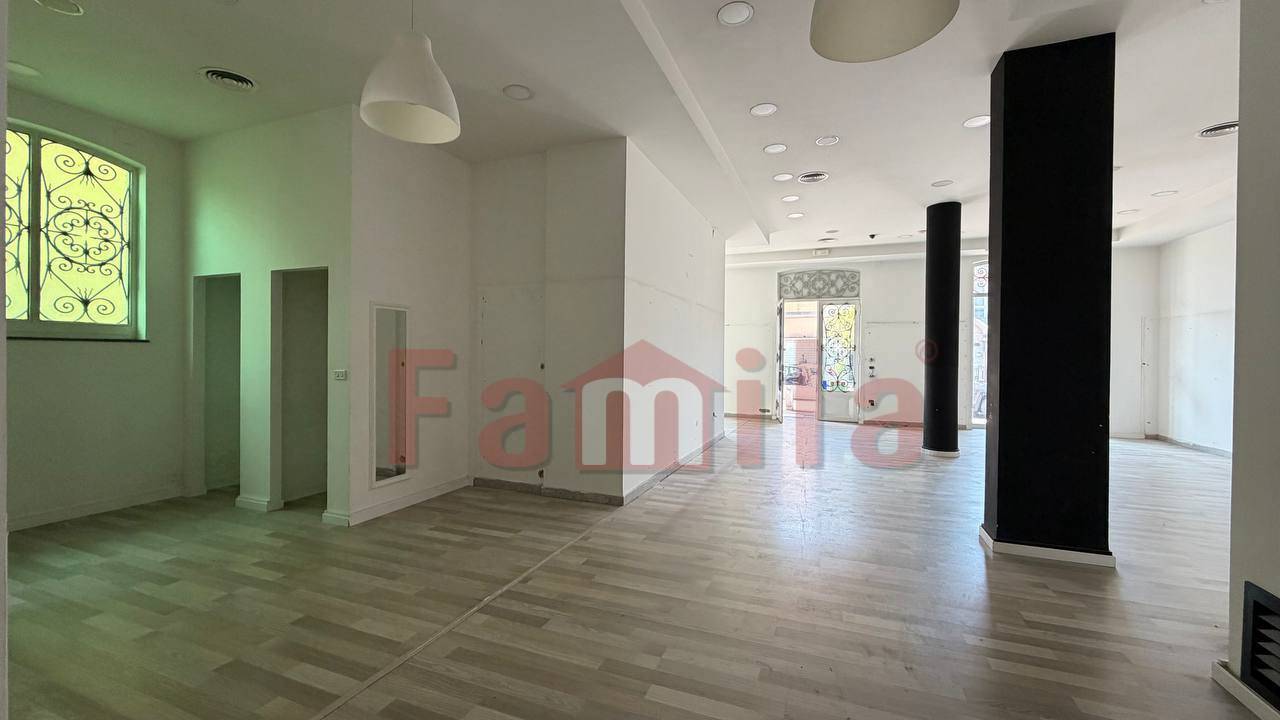 Locale commerciale in affitto a Sperone