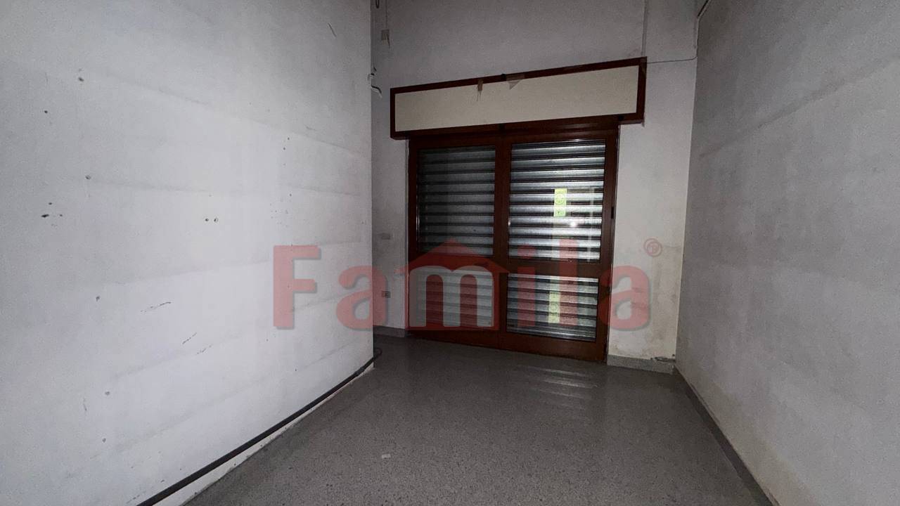 Locale commerciale in affitto a Sperone