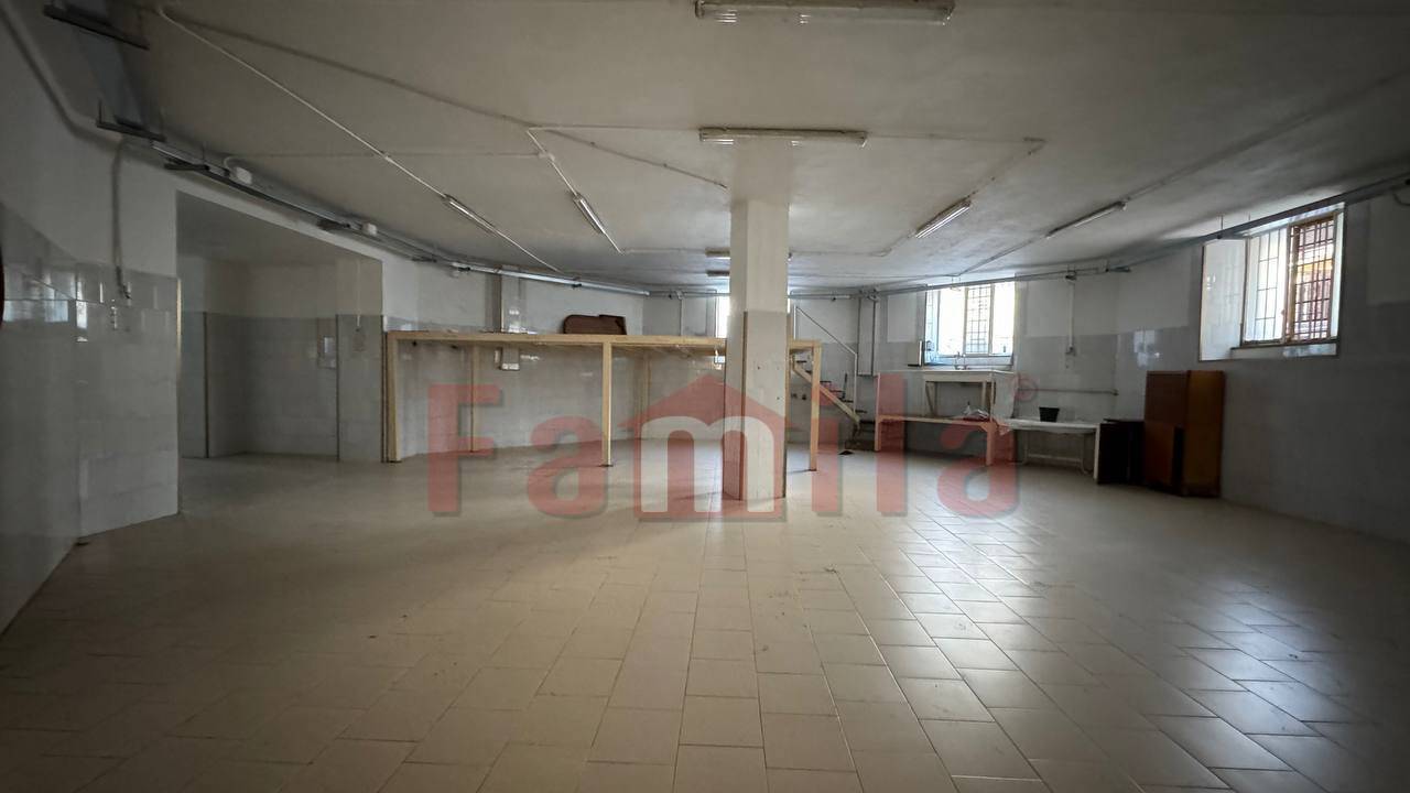 Locale commerciale in vendita a Sperone