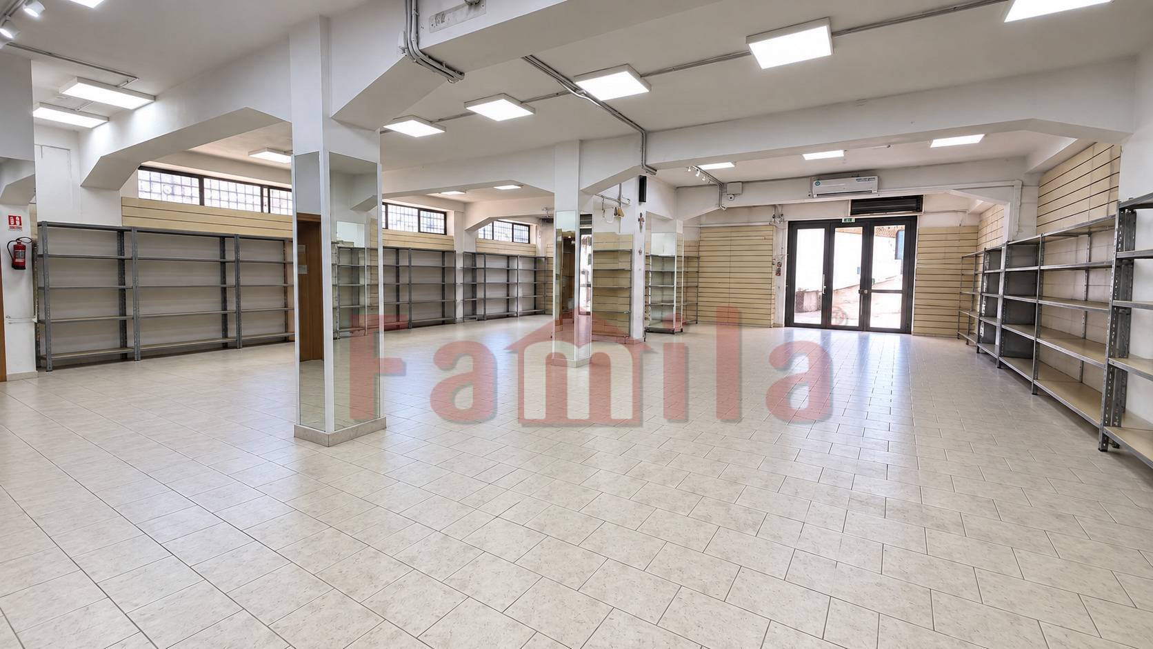 Locale commerciale in vendita a Sirignano