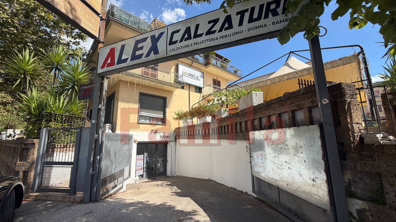 Locale commerciale in vendita a Sirignano