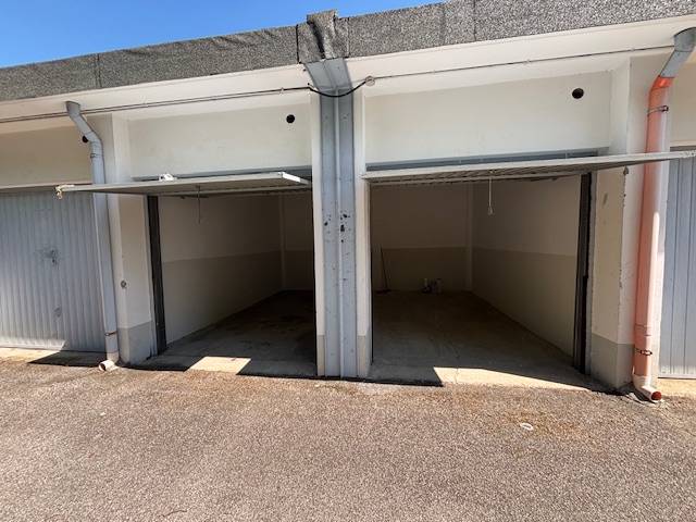 Box o garage in vendita a Vinovo, Semicentrale