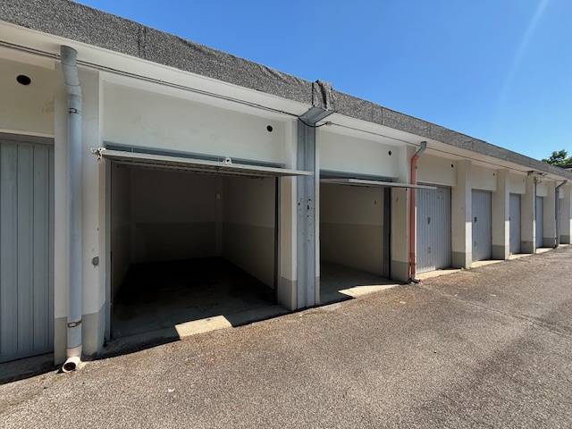 Box o garage in vendita a Vinovo, Semicentrale