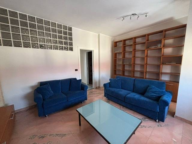 Appartamento in affitto a La Loggia, Centrale