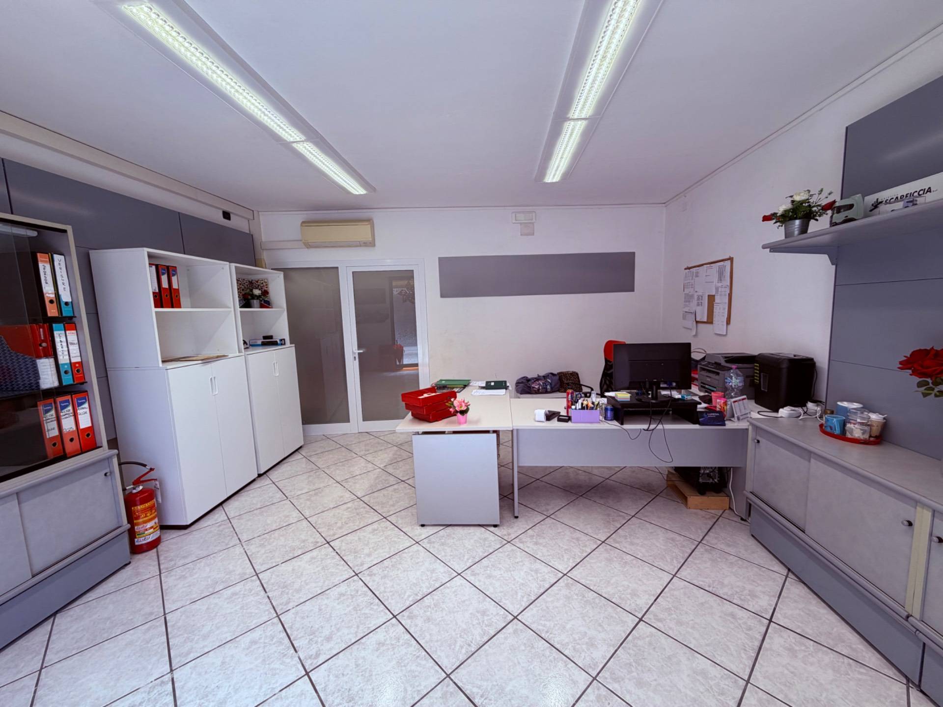 Locale commerciale in vendita a Calcinaia, Fornacette