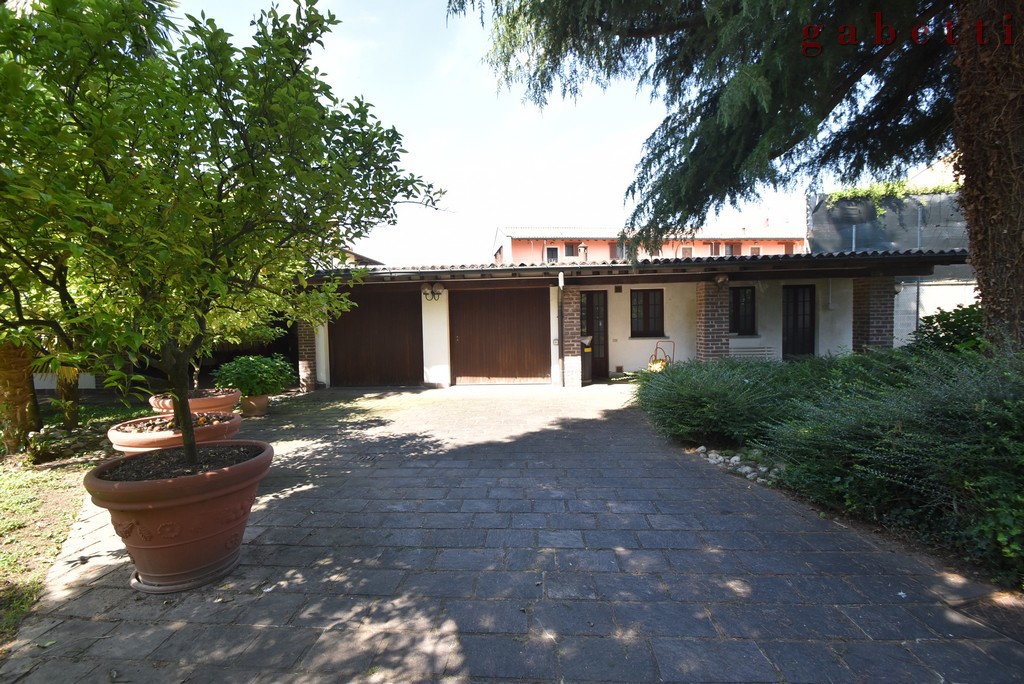 Villa con giardino a Corbetta
