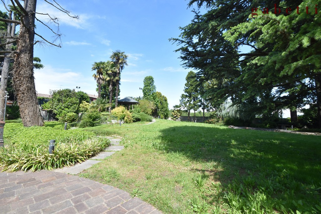 Villa con giardino a Corbetta