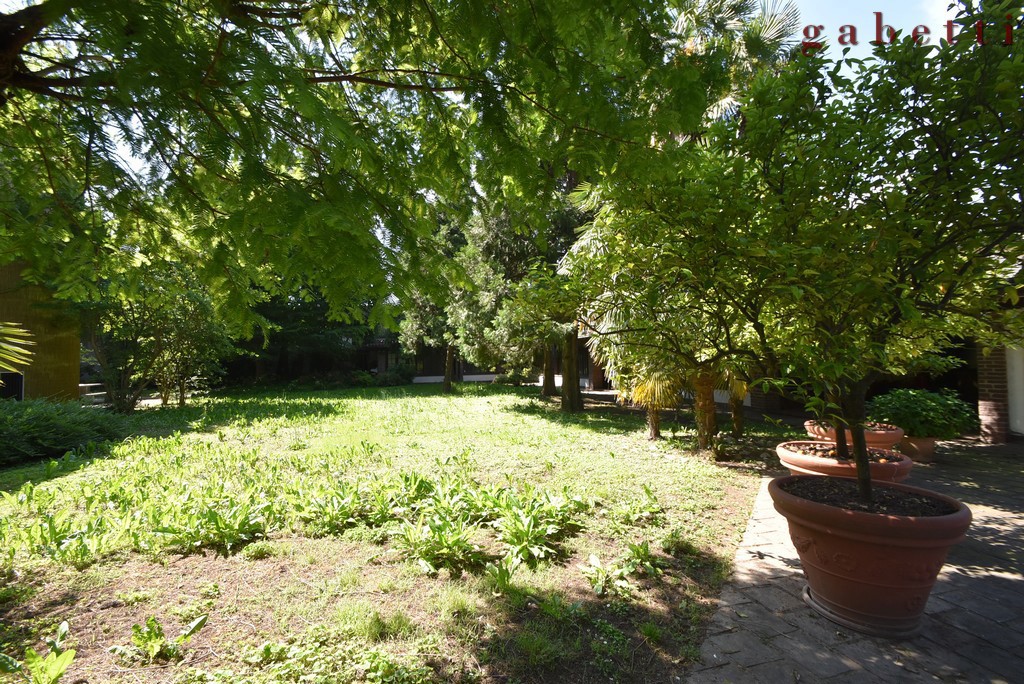 Villa con giardino a Corbetta