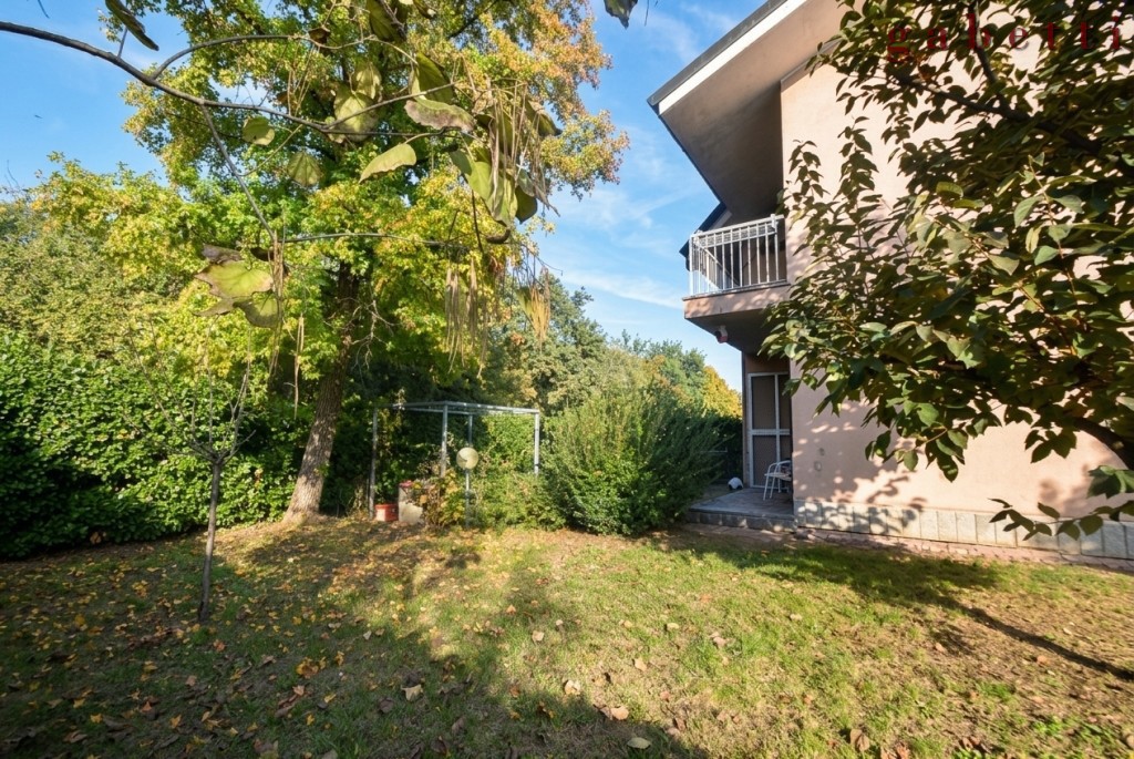 Villa con giardino a Corbetta