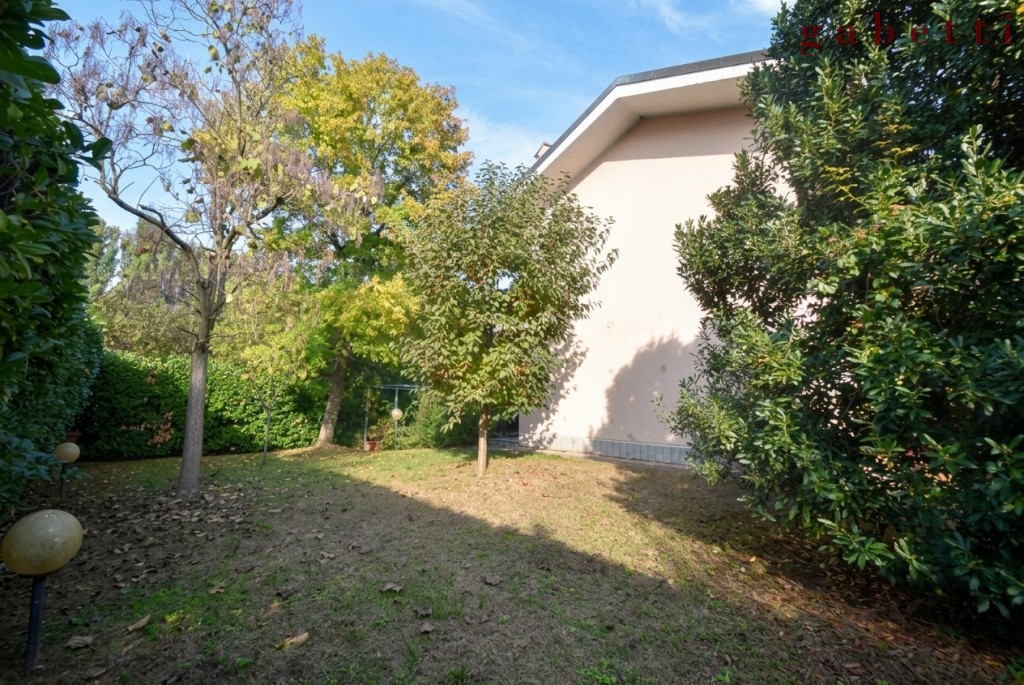Villa con giardino a Corbetta