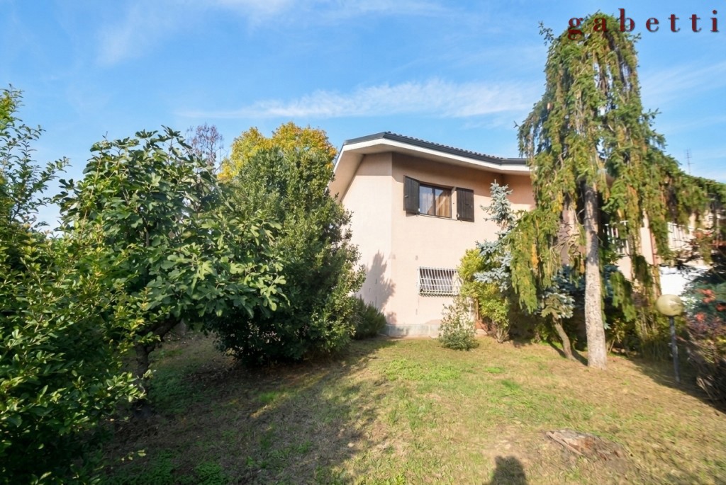 Villa con giardino a Corbetta