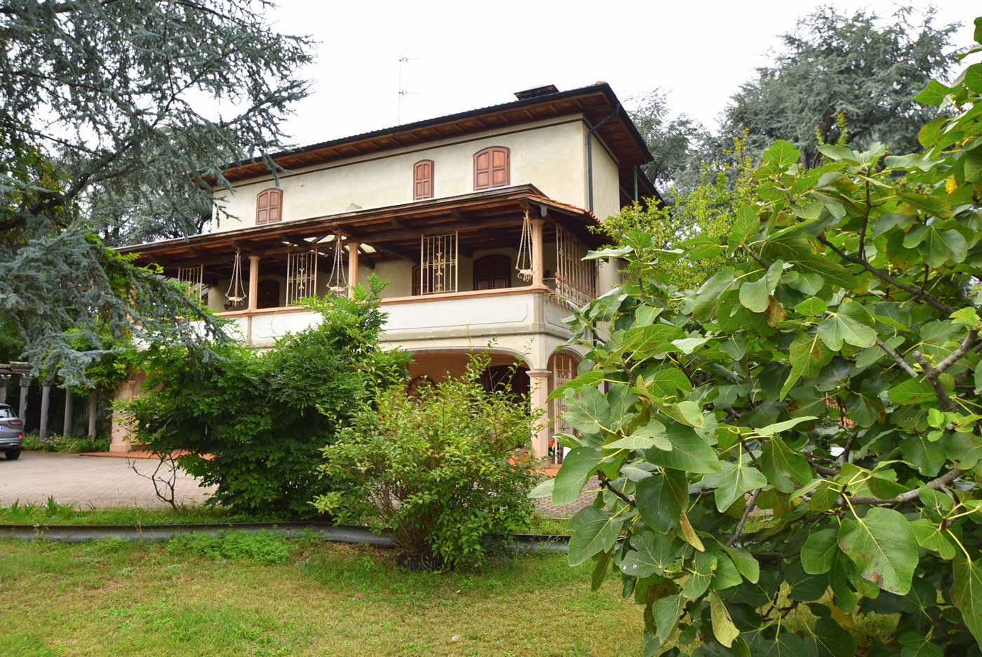 Villa con giardino a Bernate Ticino