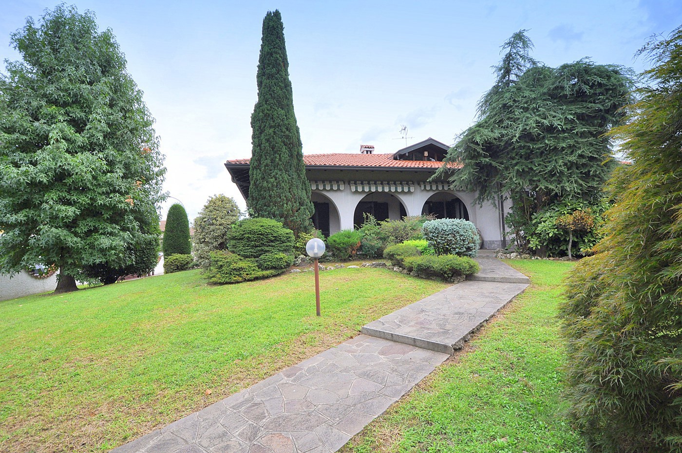 Villa con giardino a Robecchetto con Induno