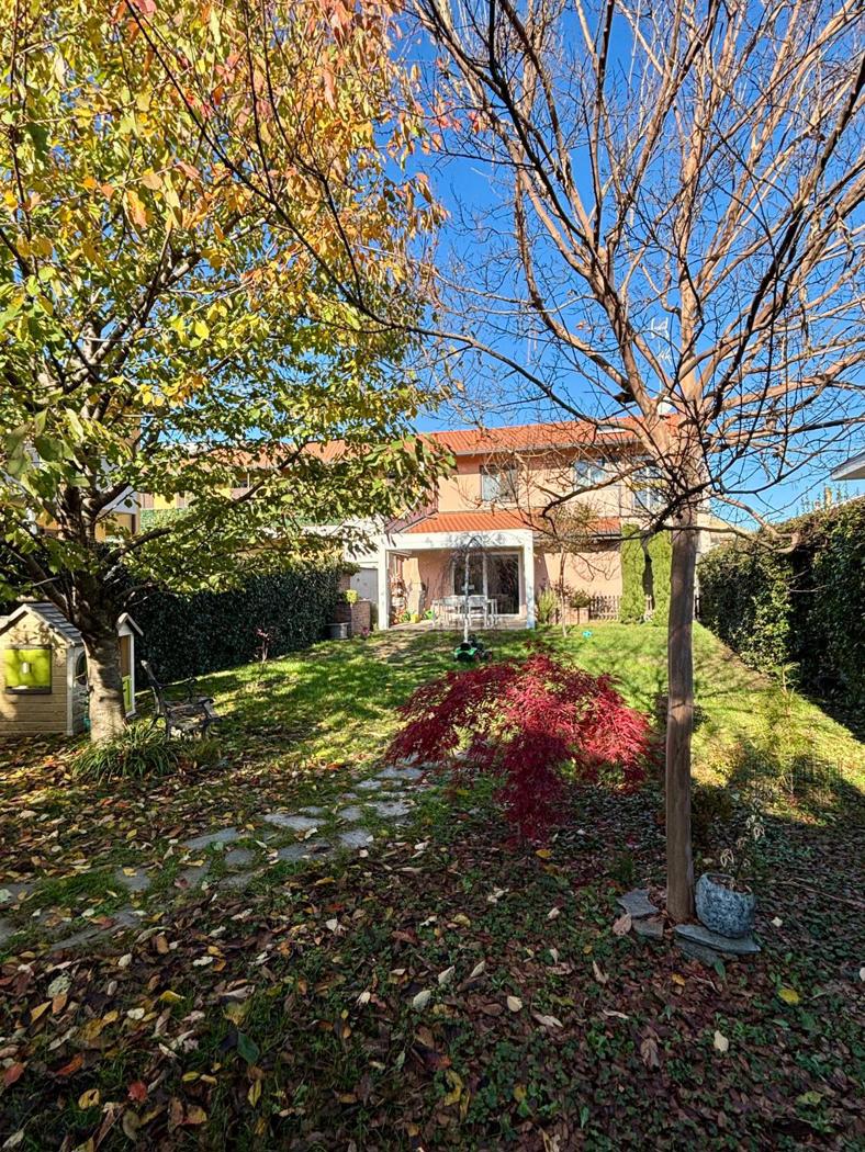 Casa indipendente con giardino a Casorezzo