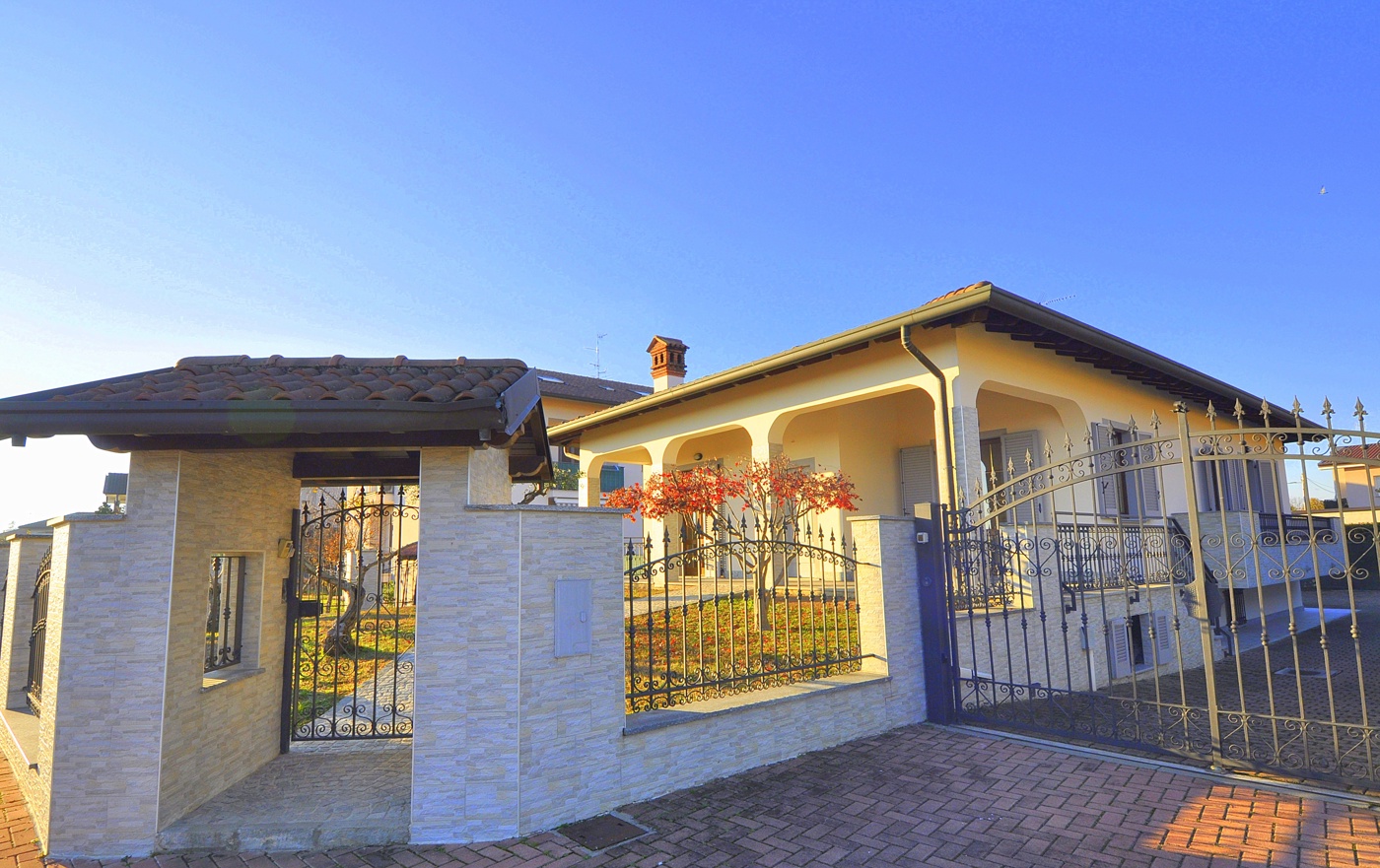 Villa con giardino a Bernate Ticino