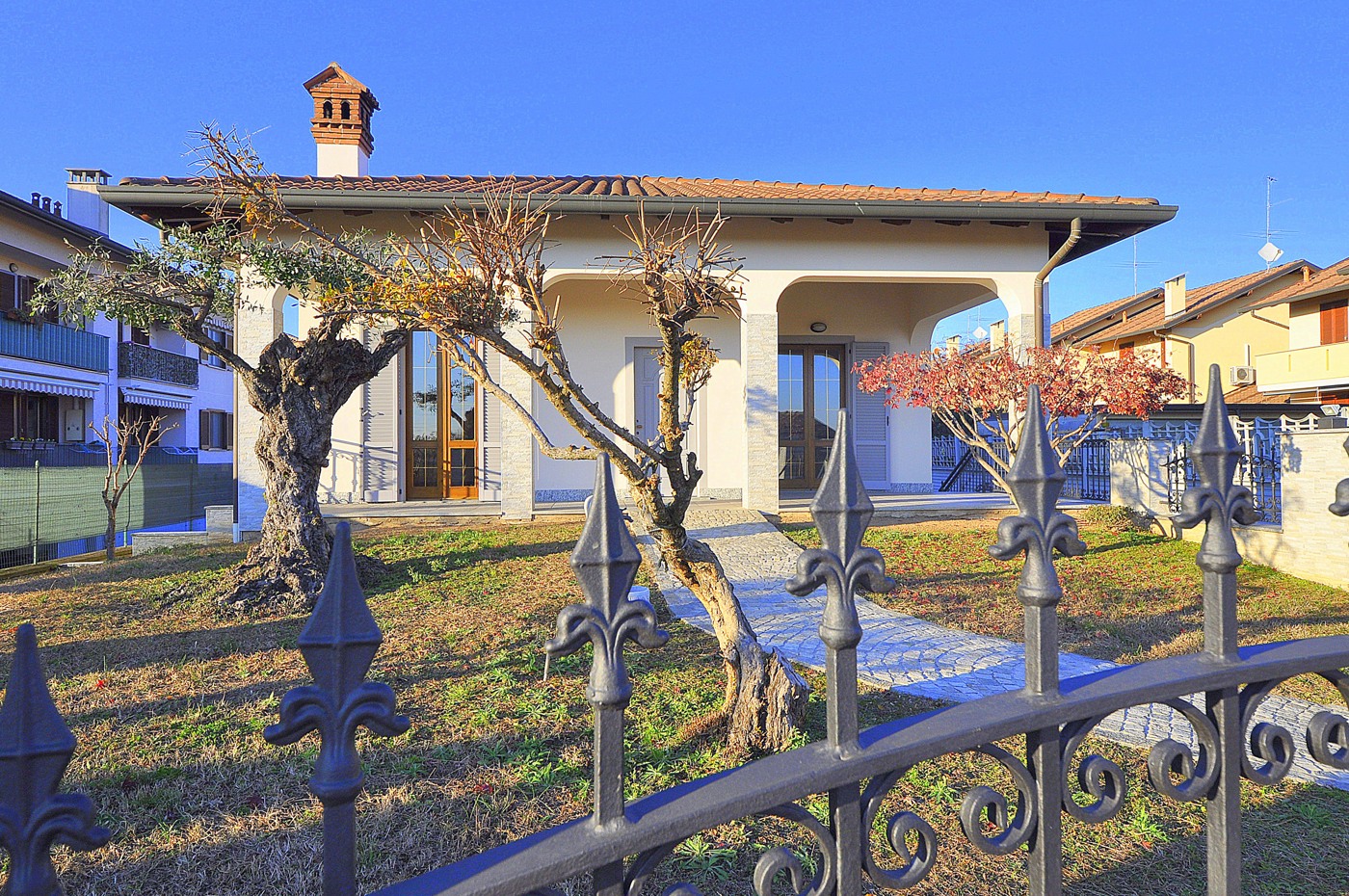 Villa con giardino a Bernate Ticino