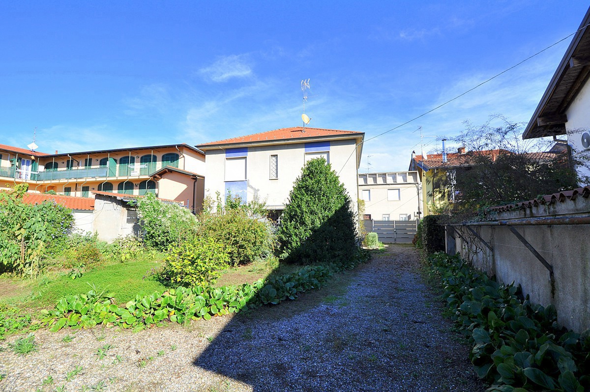 Villa con giardino a Inveruno