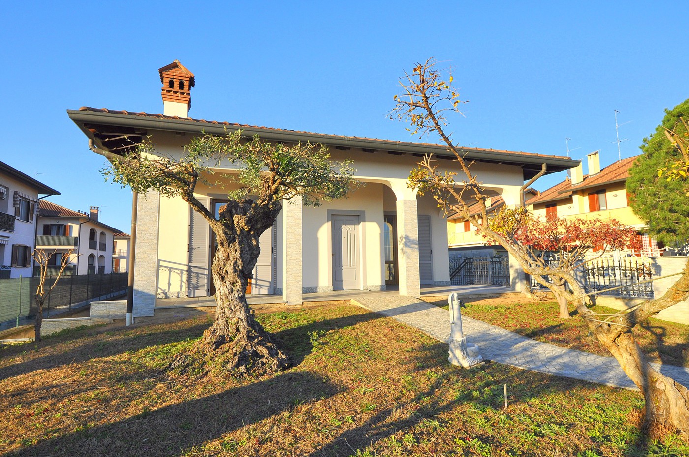 Villa con giardino a Bernate Ticino