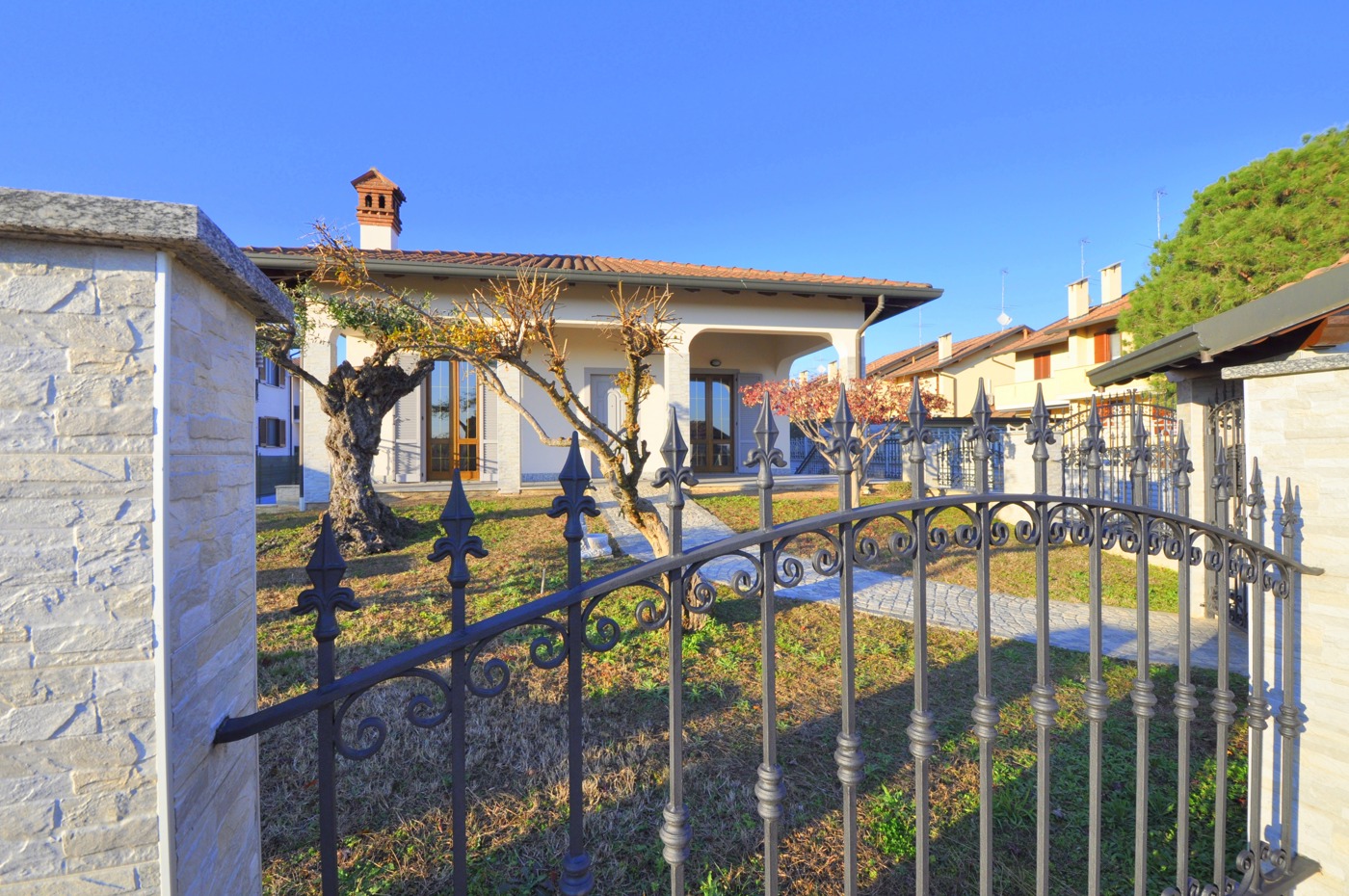 Villa con giardino a Bernate Ticino