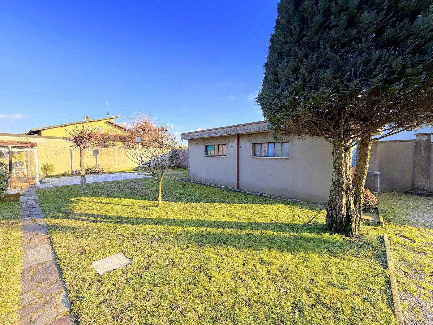 Villa con giardino a Inveruno