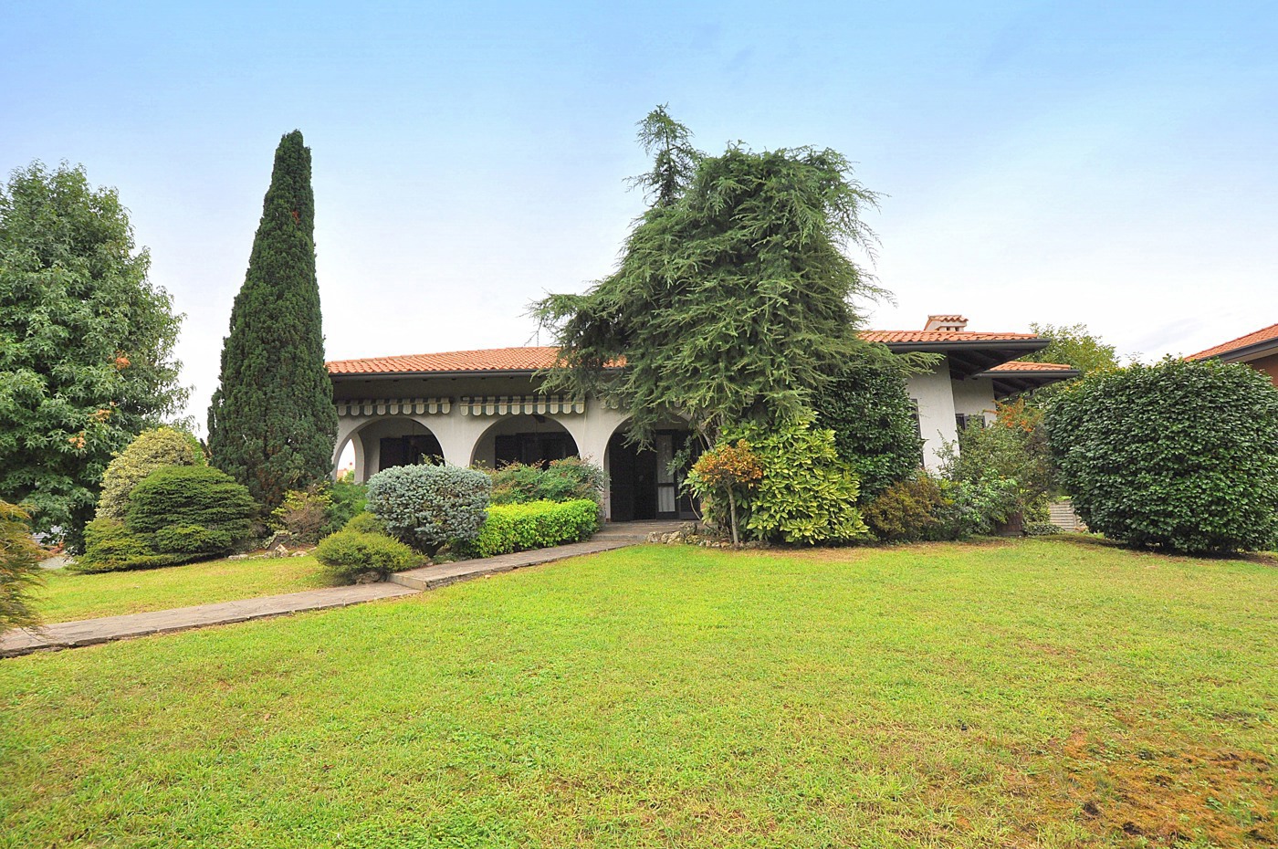 Villa con giardino a Robecchetto con Induno