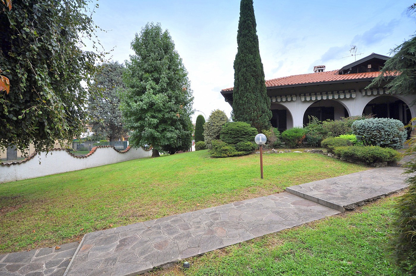 Villa con giardino a Robecchetto con Induno