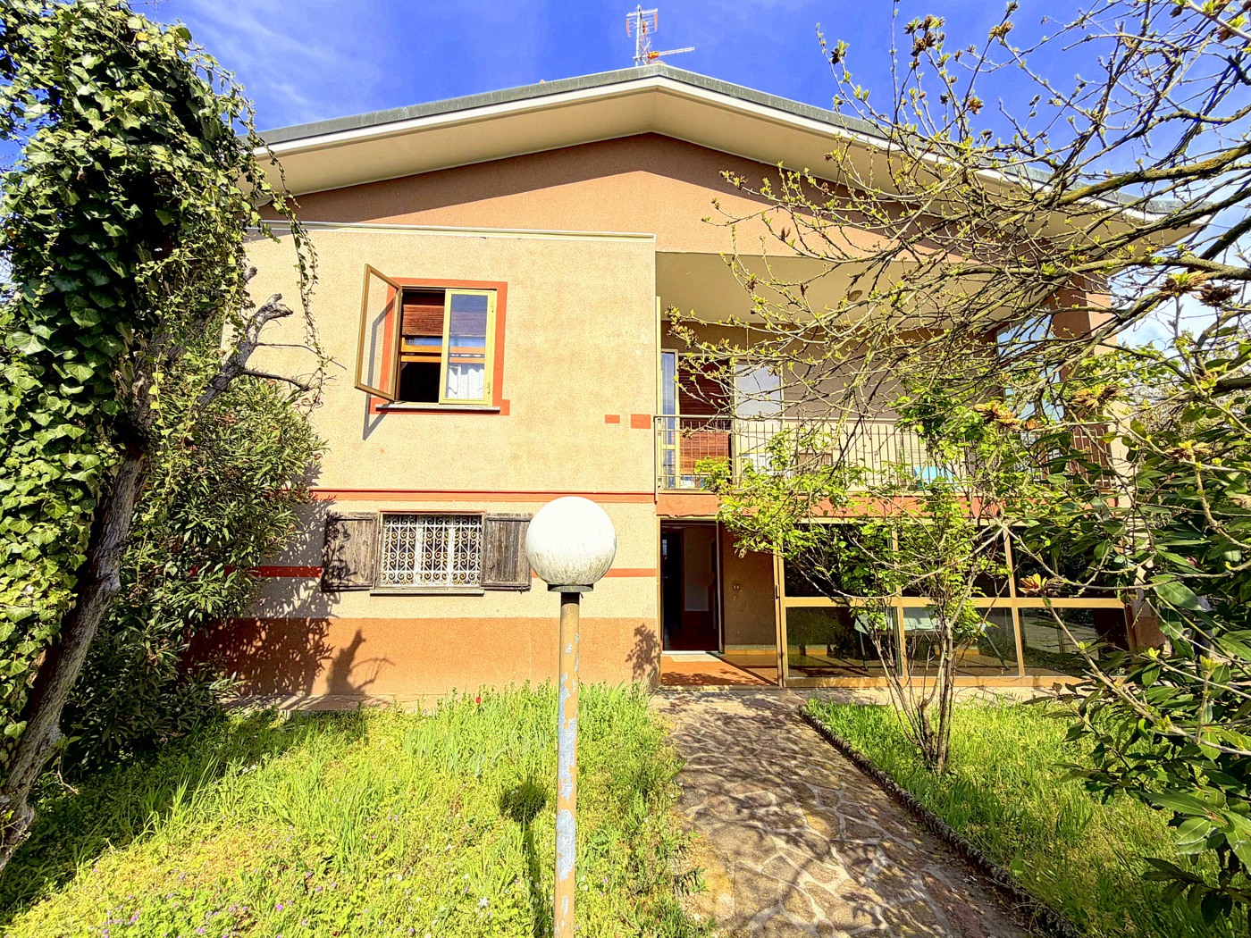 Villa con giardino a Robecchetto con Induno