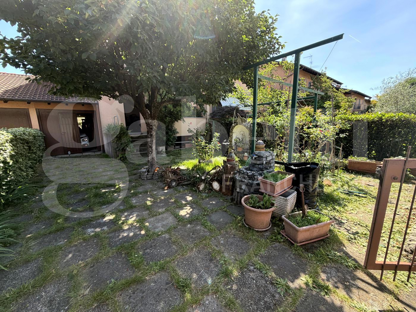 Villa con giardino a Mesero