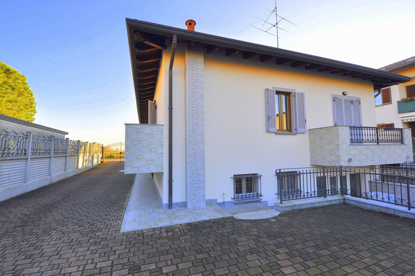 Villa con giardino a Bernate Ticino