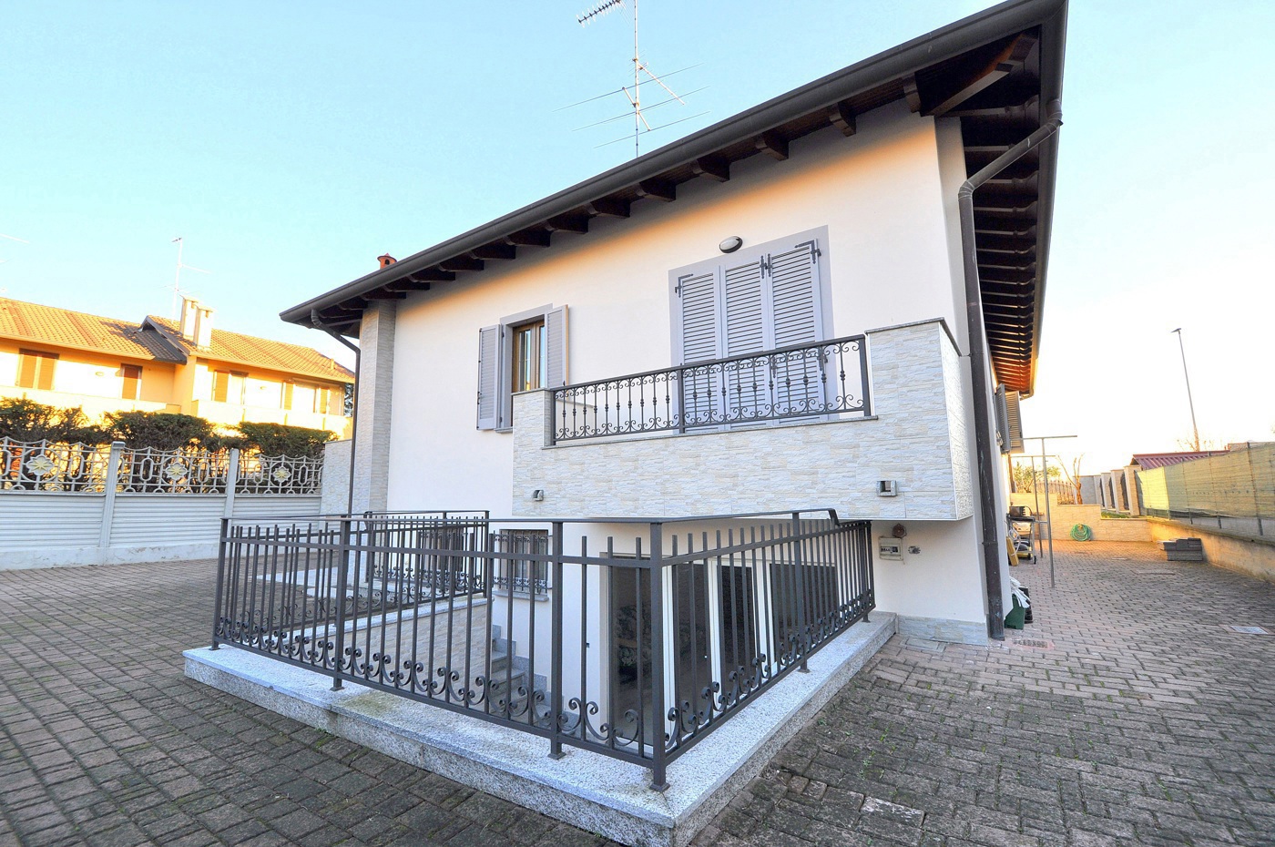 Villa con giardino a Bernate Ticino