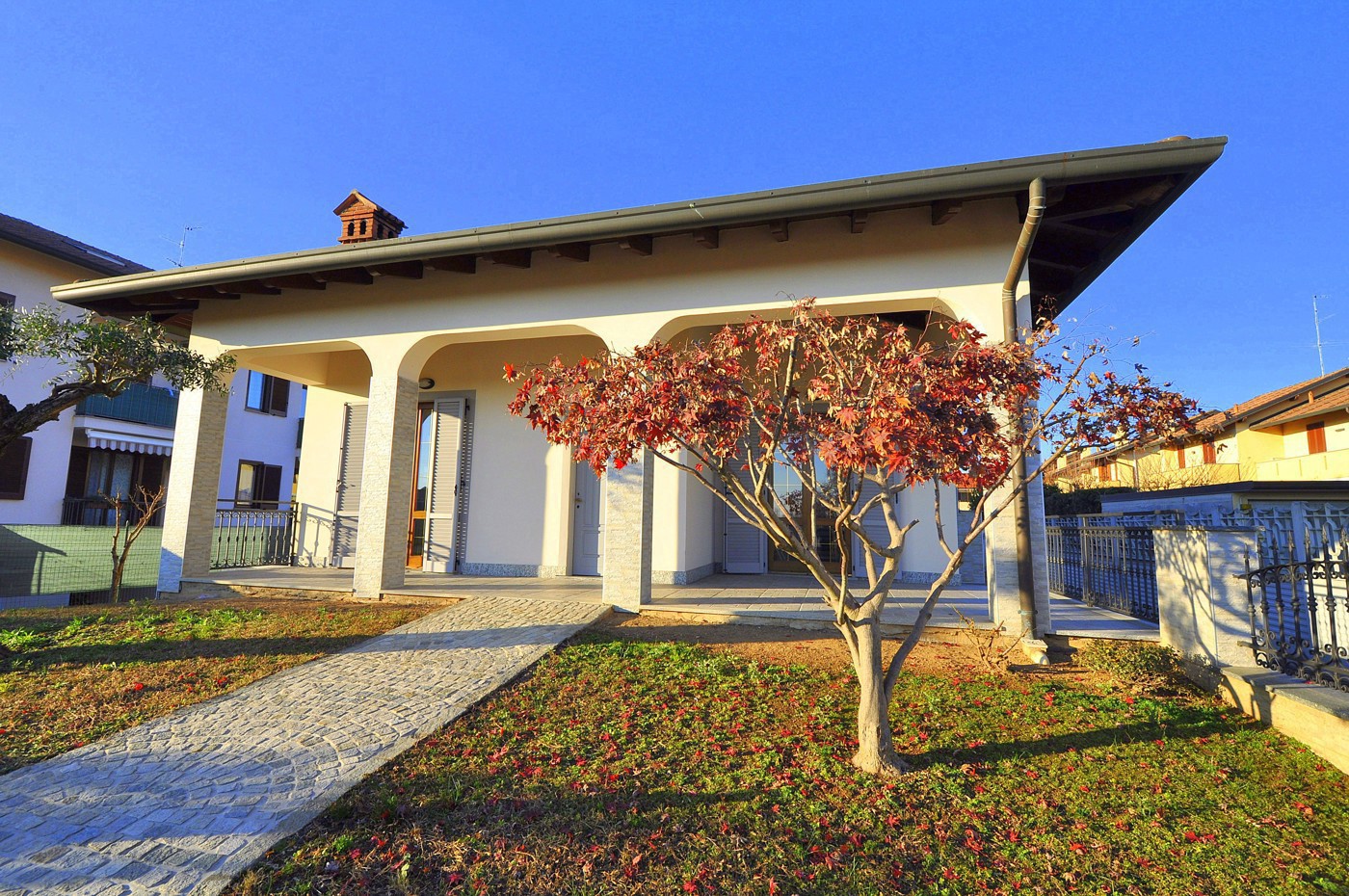 Villa con giardino a Bernate Ticino