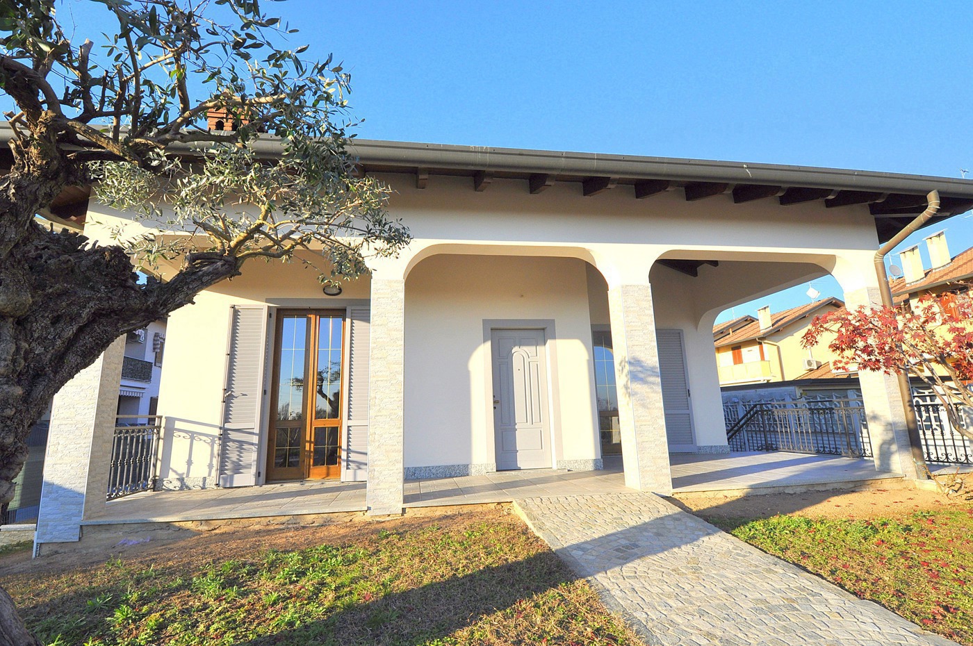 Villa con giardino a Bernate Ticino