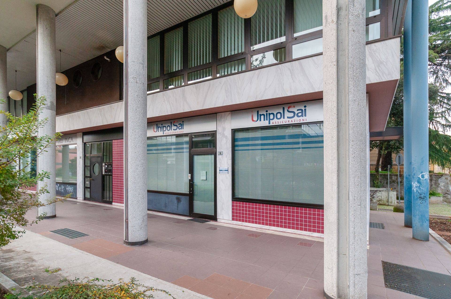 Locale commerciale in vendita a Gorizia, Centro storico