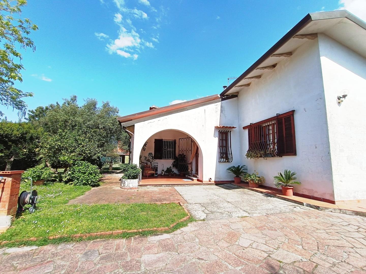 Casa indipendente con giardino a Massa
