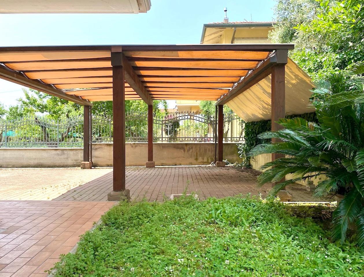 Villa con giardino, Massa zecca