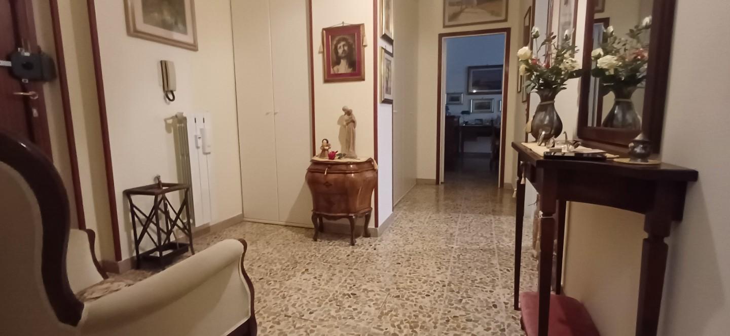 Quadrilocale con terrazzo a Massa