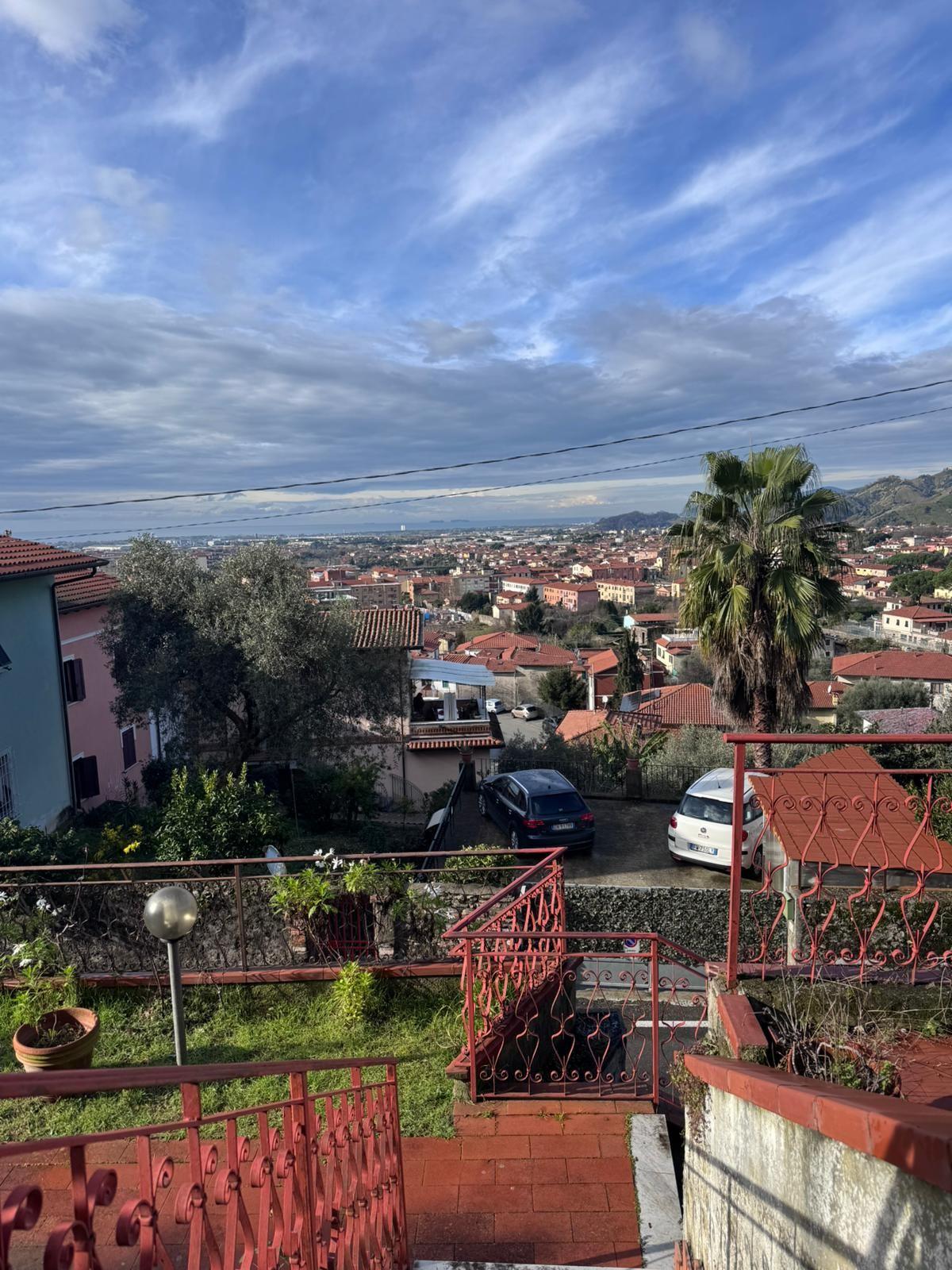 Casa indipendente con terrazzo, Massa capaccola