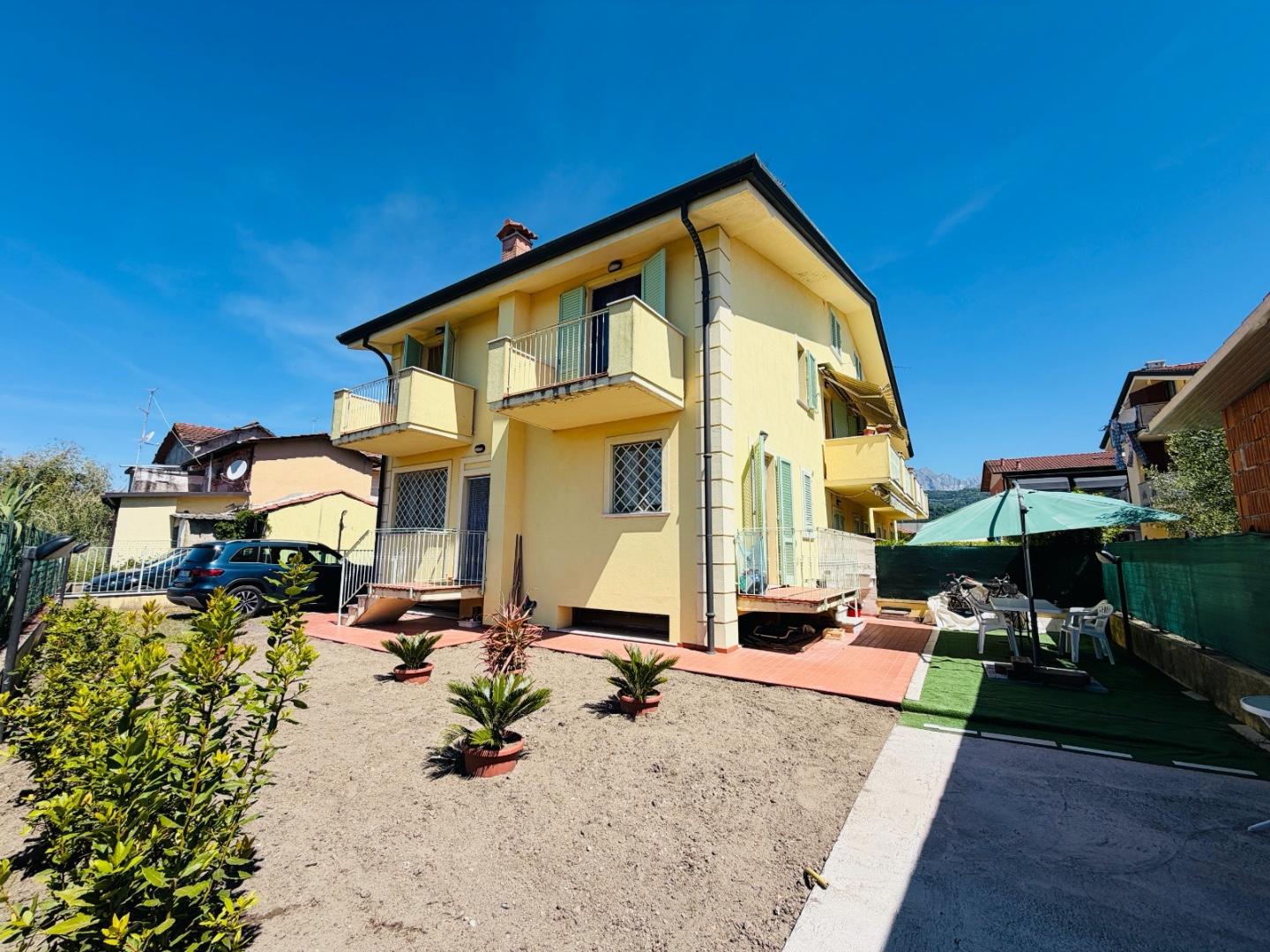 Villa con giardino, Massa marina di