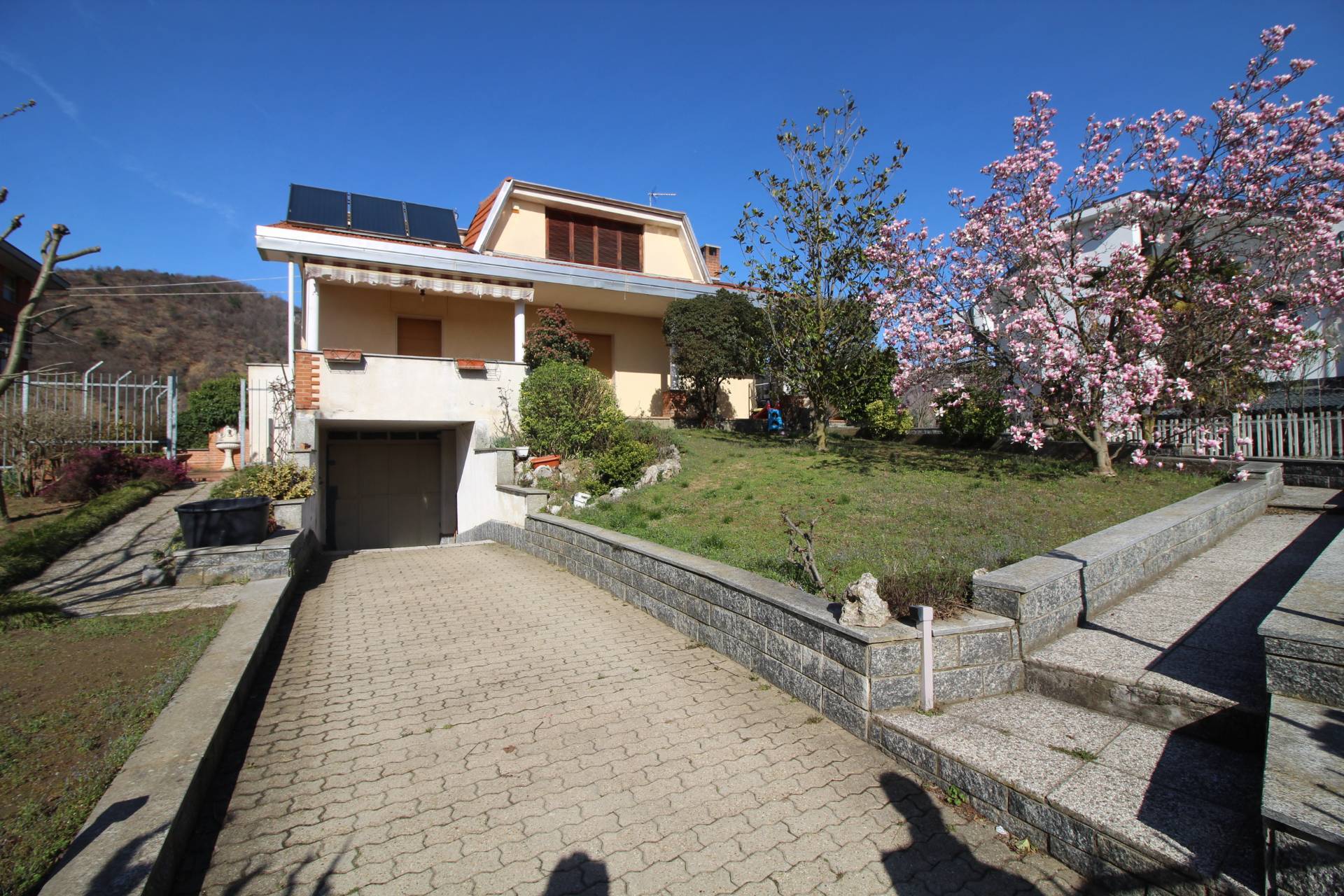 Casa indipendente con terrazzo, Caselette villaggio