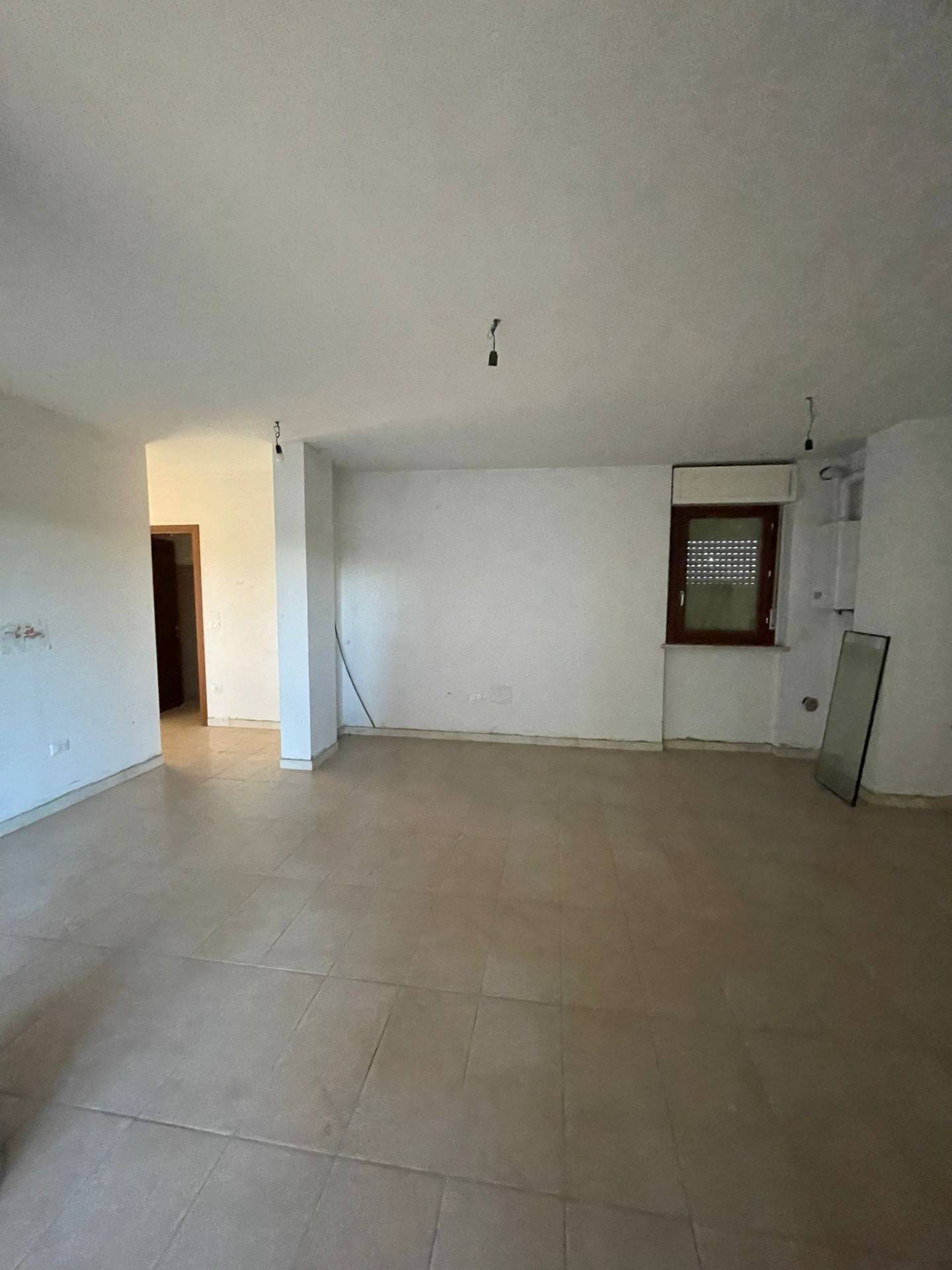 Locale commerciale in vendita a Moncalieri, Barauda