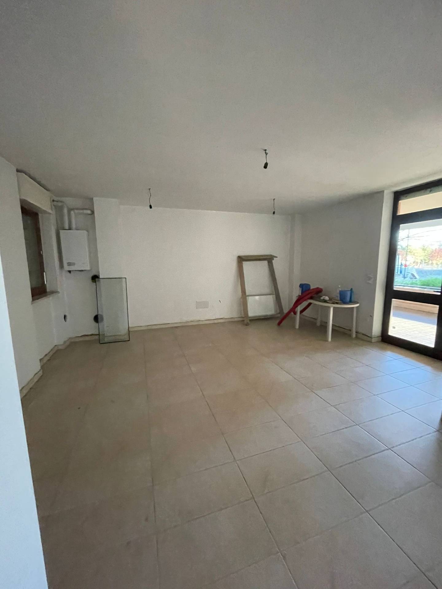 Locale commerciale in vendita a Moncalieri, Barauda