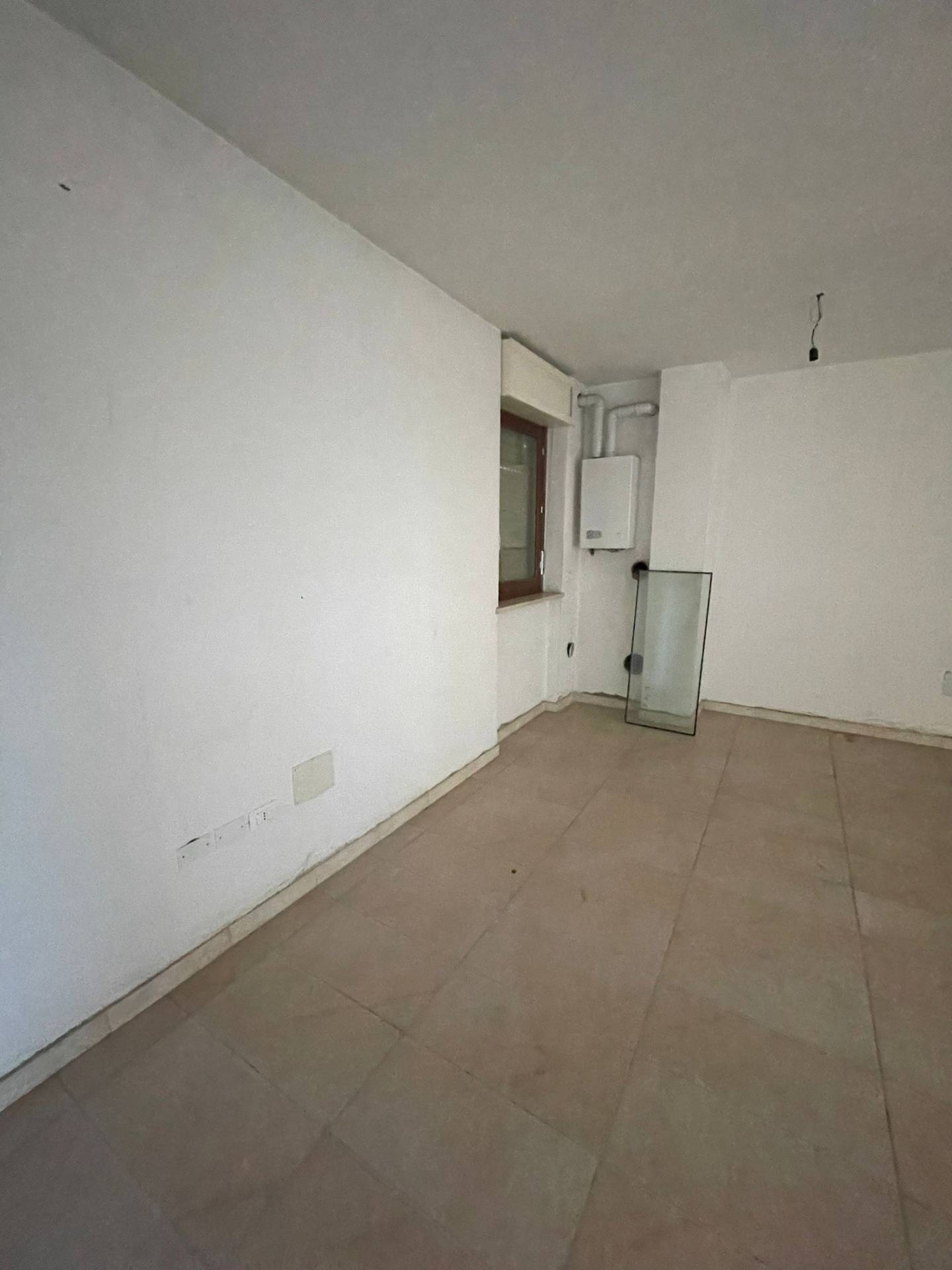 Locale commerciale in vendita a Moncalieri, Barauda