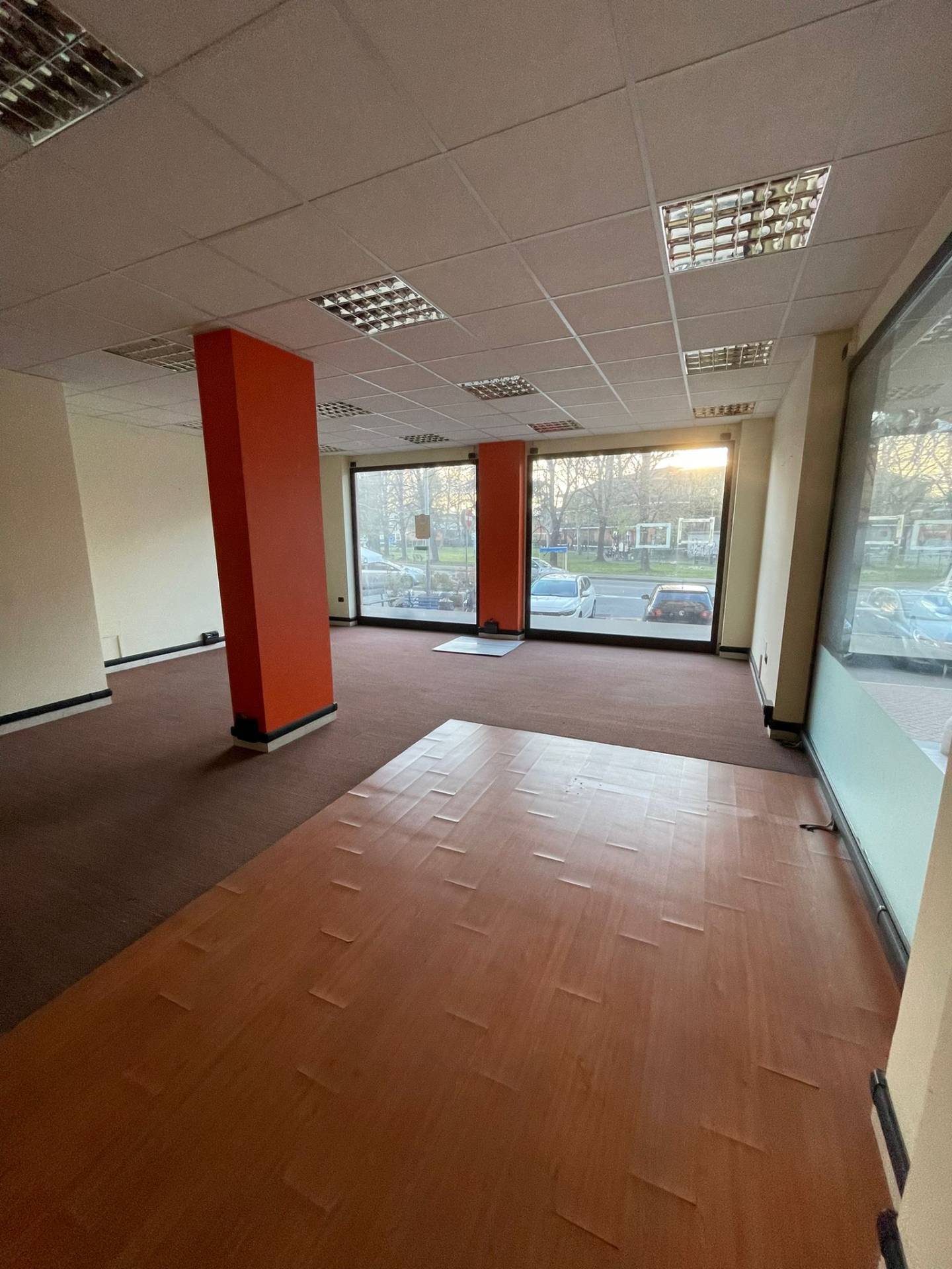 Locale commerciale in vendita a Moncalieri, Barauda