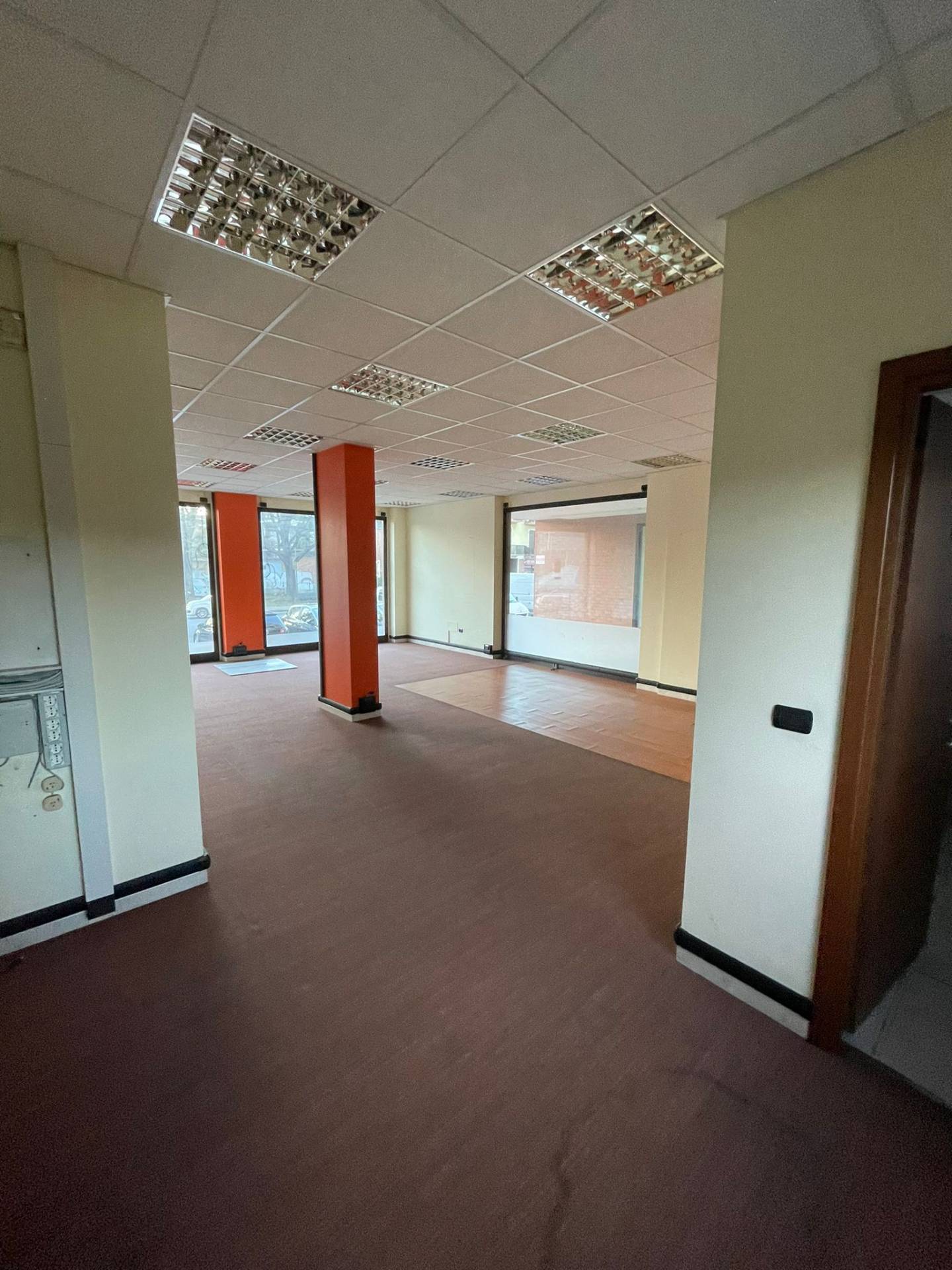 Locale commerciale in vendita a Moncalieri, Barauda