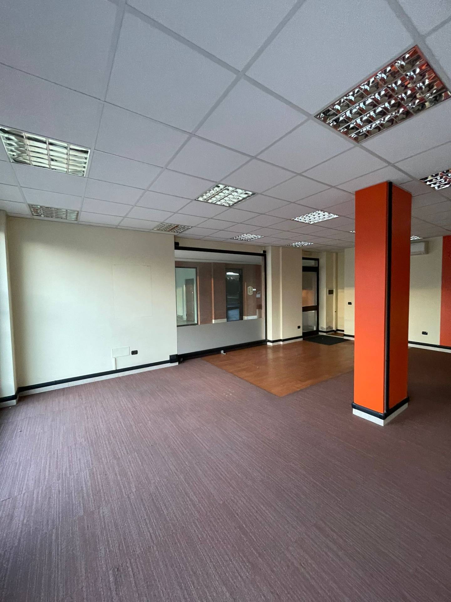 Locale commerciale in vendita a Moncalieri, Barauda